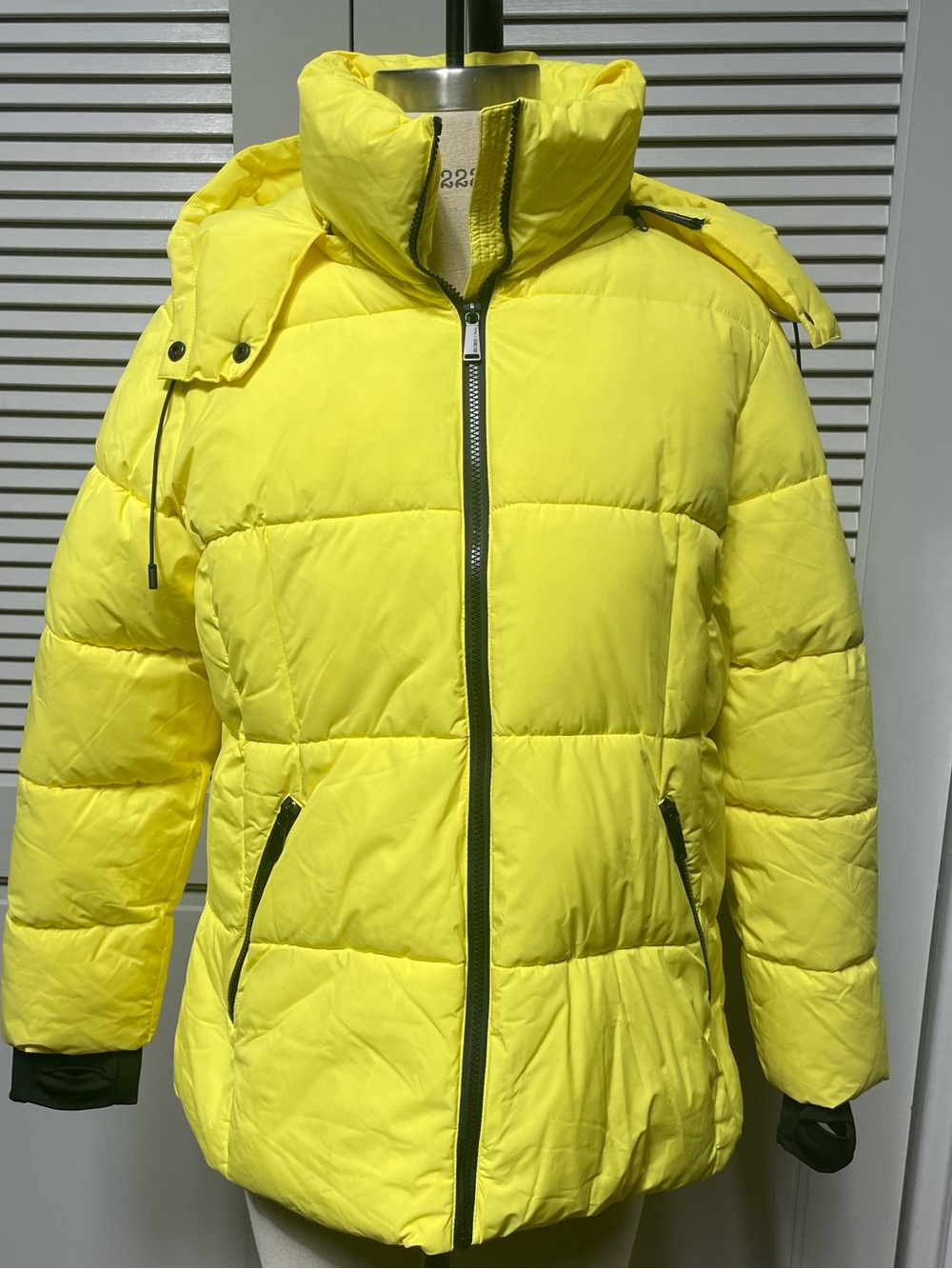 Ladies BCBG Bright Yellow Puffer Jacket - Hooded Winter Coat. NWT.